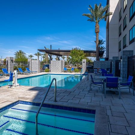 Holiday Inn Express & Suites - Gilbert - Mesa Gateway Airport Екстериор снимка