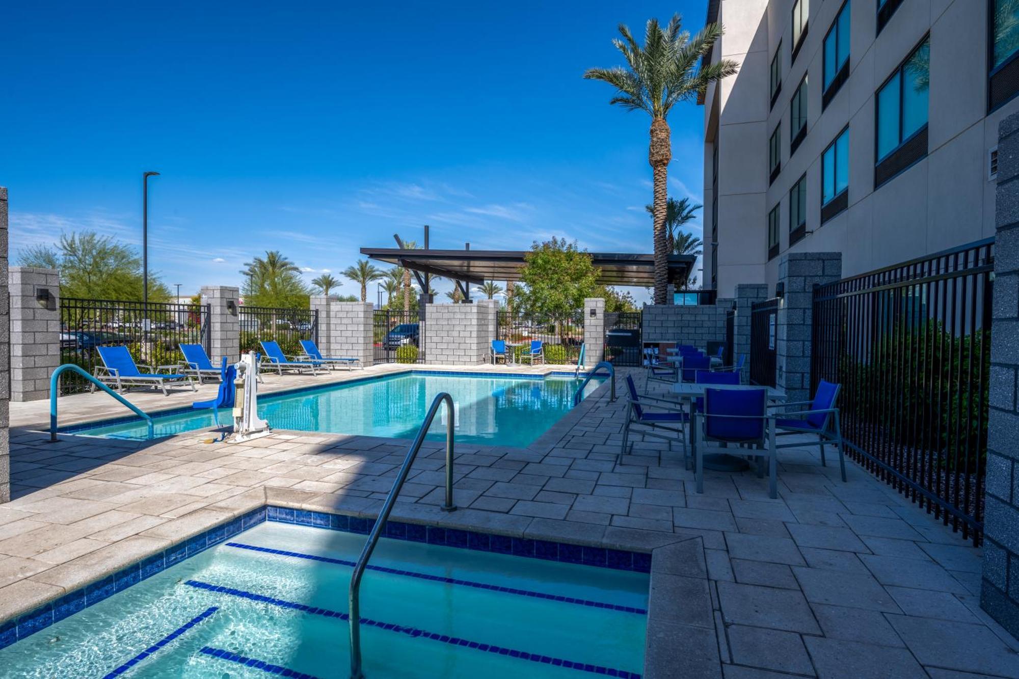 Holiday Inn Express & Suites - Gilbert - Mesa Gateway Airport Екстериор снимка