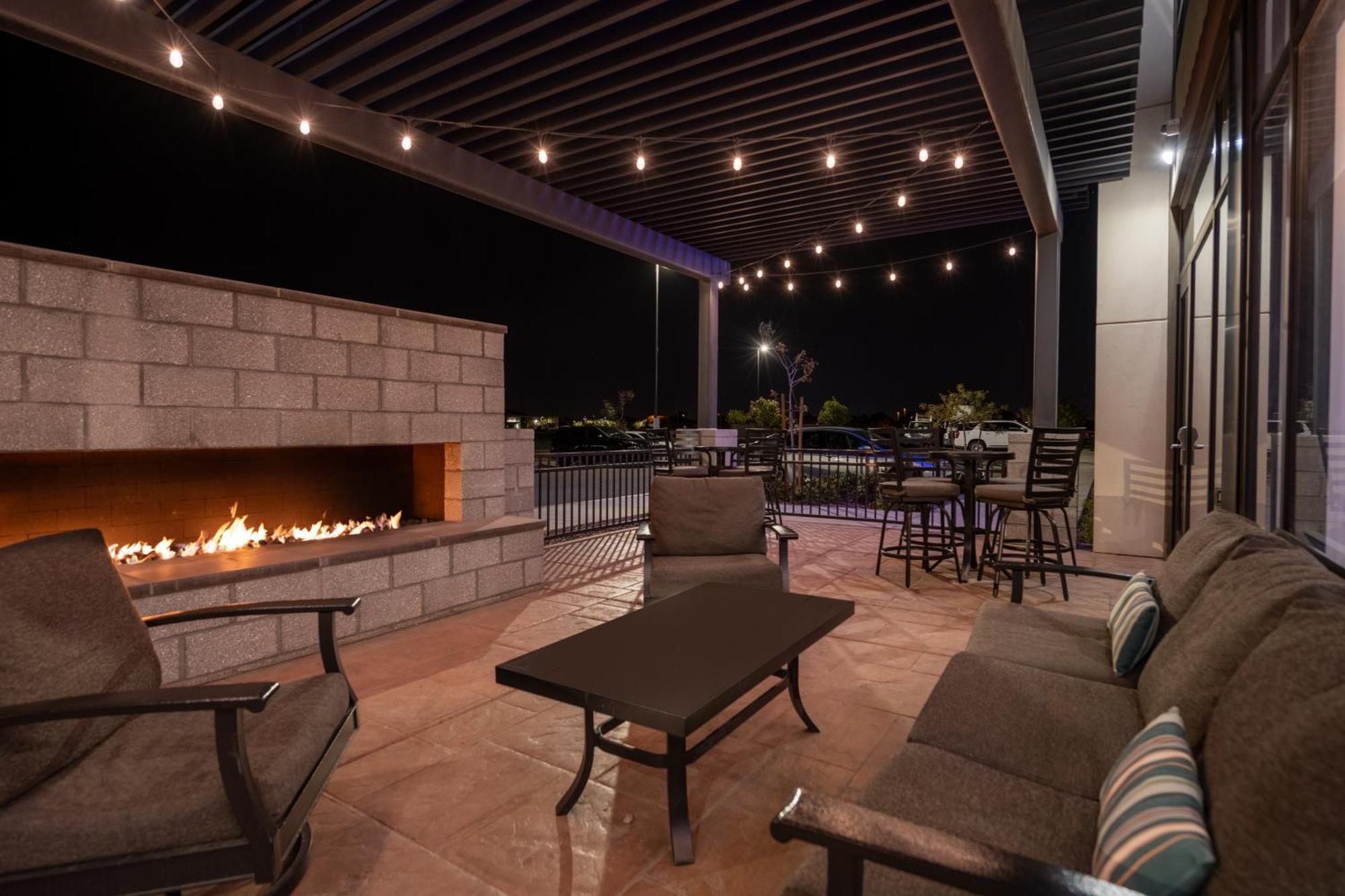 Holiday Inn Express & Suites - Gilbert - Mesa Gateway Airport Екстериор снимка